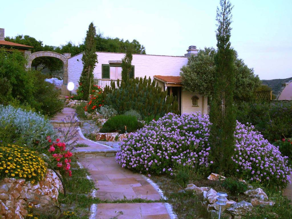 To The Garden Guest House Angairia Room photo
